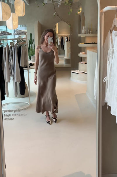 Sukienka Larisa Coffee Petite